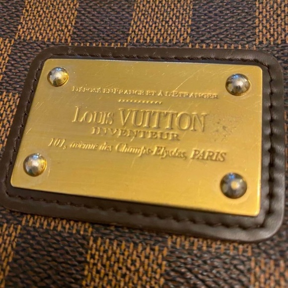 LOUIS VUITTON
Damier Ebene Eva Clutch - Picture 12 of 16